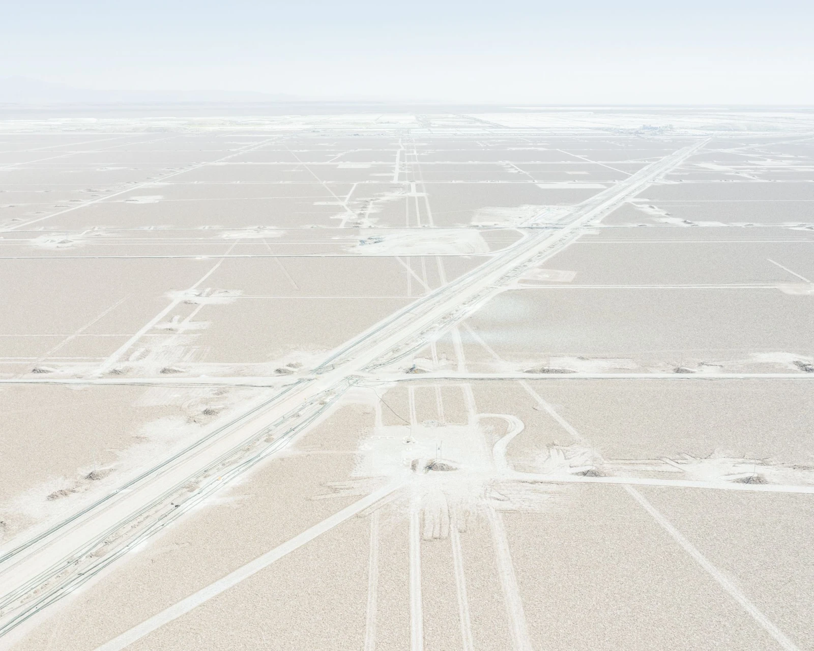 Vista aérea de caminos e infraestructuras en el desierto.