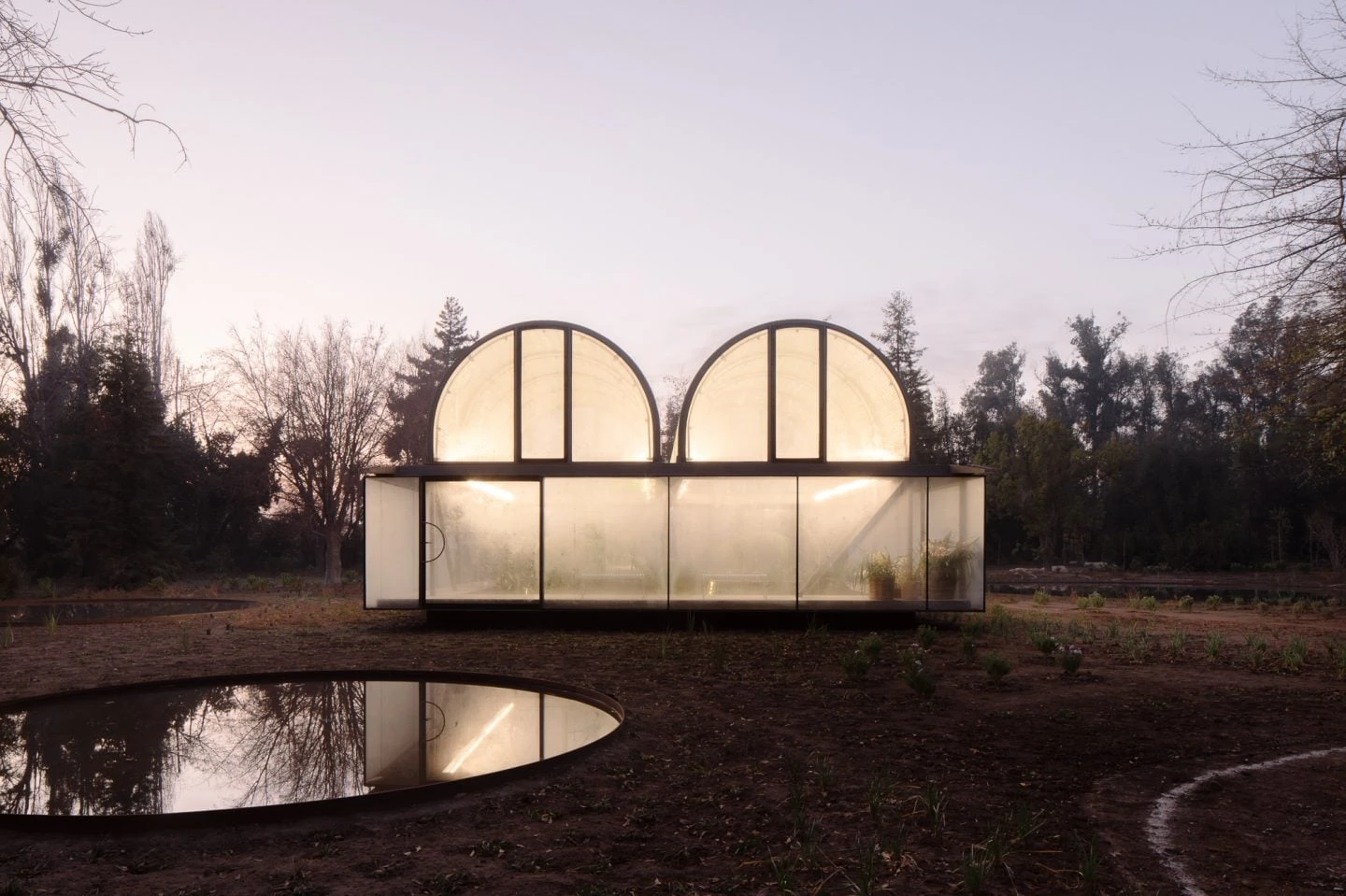 Casa de Vidrio, de Max Núñez Arquitectos: invernadero de plantas tropicales con bóvedas de vidrio en Pirque.
