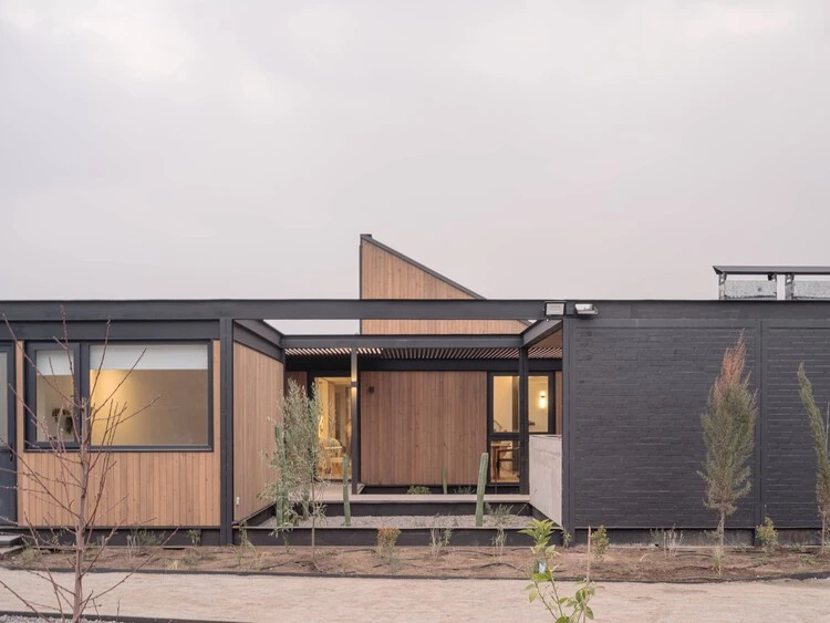 House with Lucarna / Paralelo Transversal - Image 1 of 26