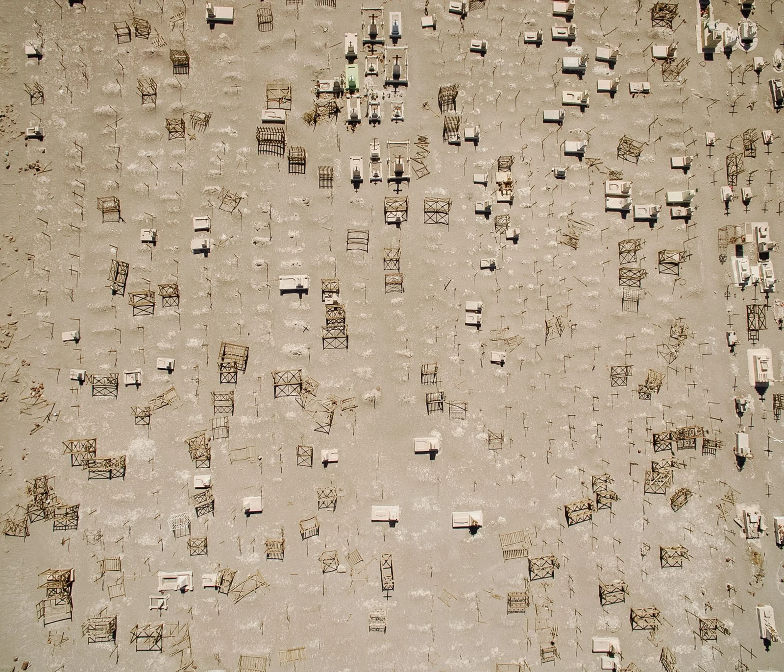 Vista aérea de un cementerio en el desierto.