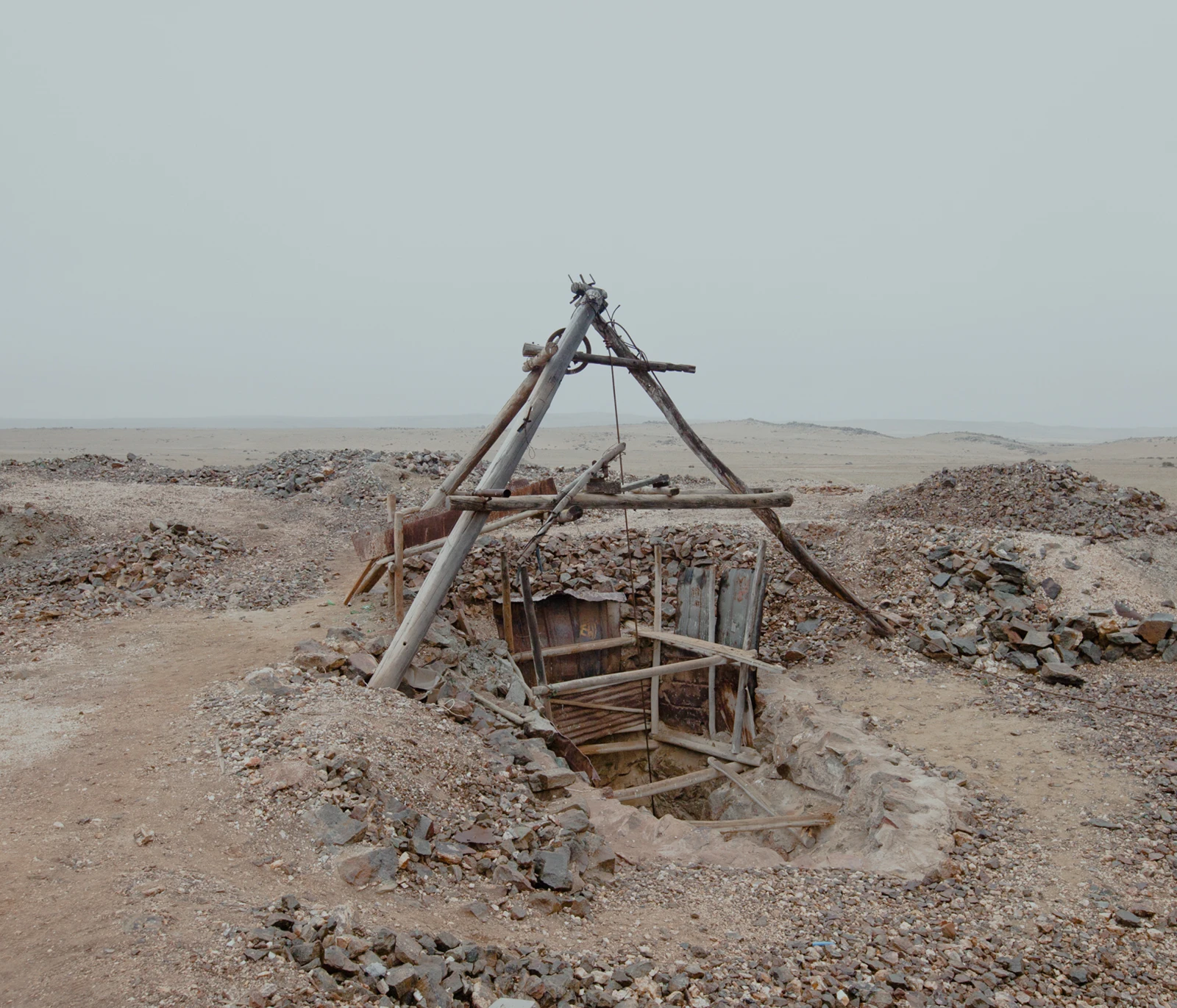 Estructura de madera sobre una excavación.