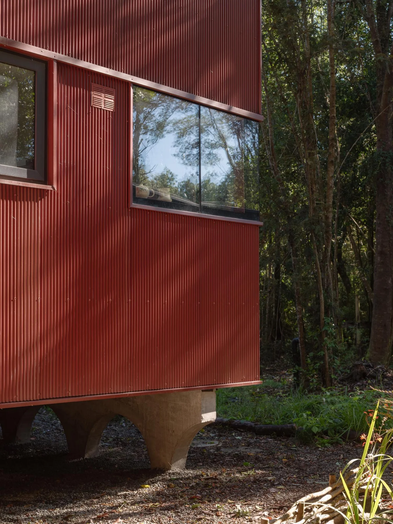 Daiber Aceituno Arquitectos, Marcos Zegers · HOUSE IN THE FOREST