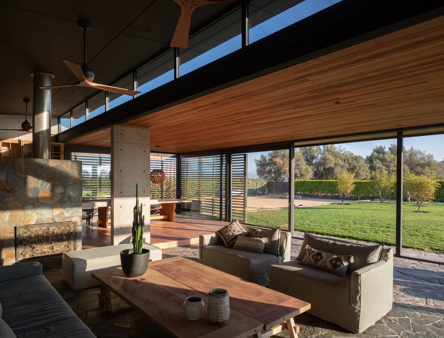 Extension in Isla Maipo / Pedro Ruiz + Benjamín Smart - Interior Photography, Living Room, Table, Beam