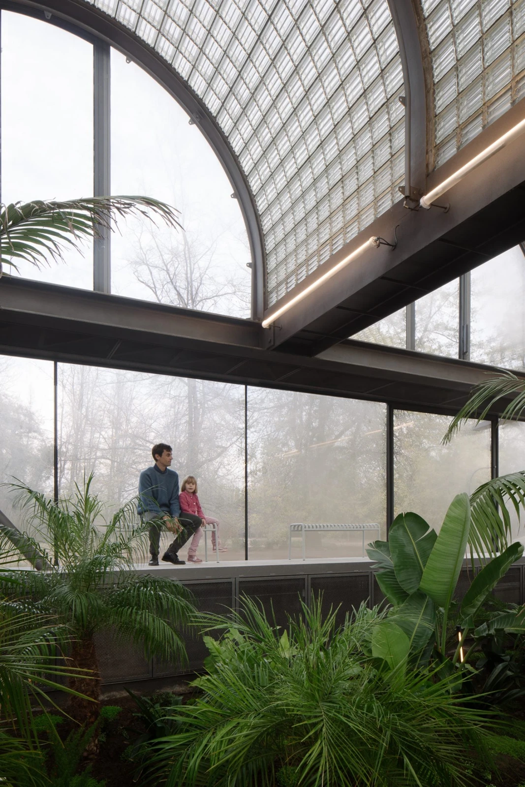 Casa de Vidrio, de Max Núñez Arquitectos: invernadero de plantas tropicales con bóvedas de vidrio en Pirque.