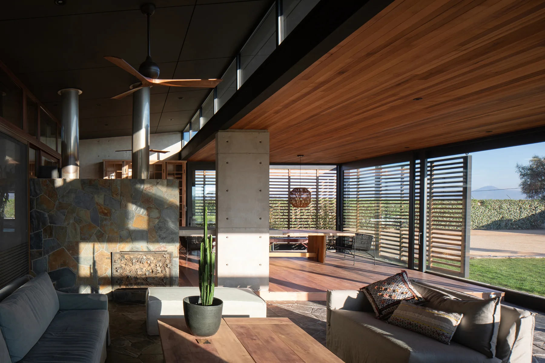 Extension in Isla Maipo / Pedro Ruiz + Benjamín Smart - Interior Photography, Living Room, Sofa, Table, Beam