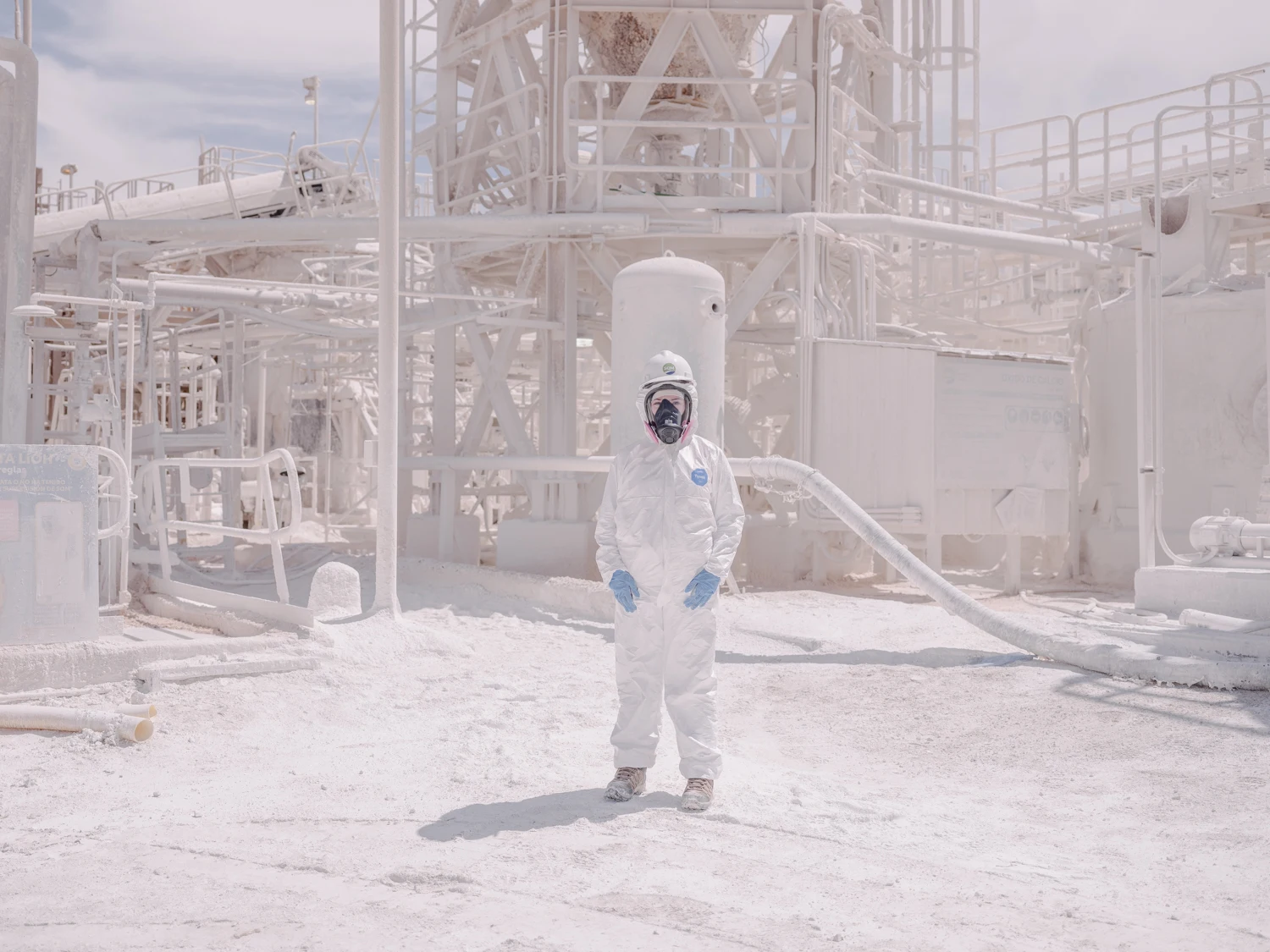 Una persona en una instalación industrial cubierta de polvo blanco.