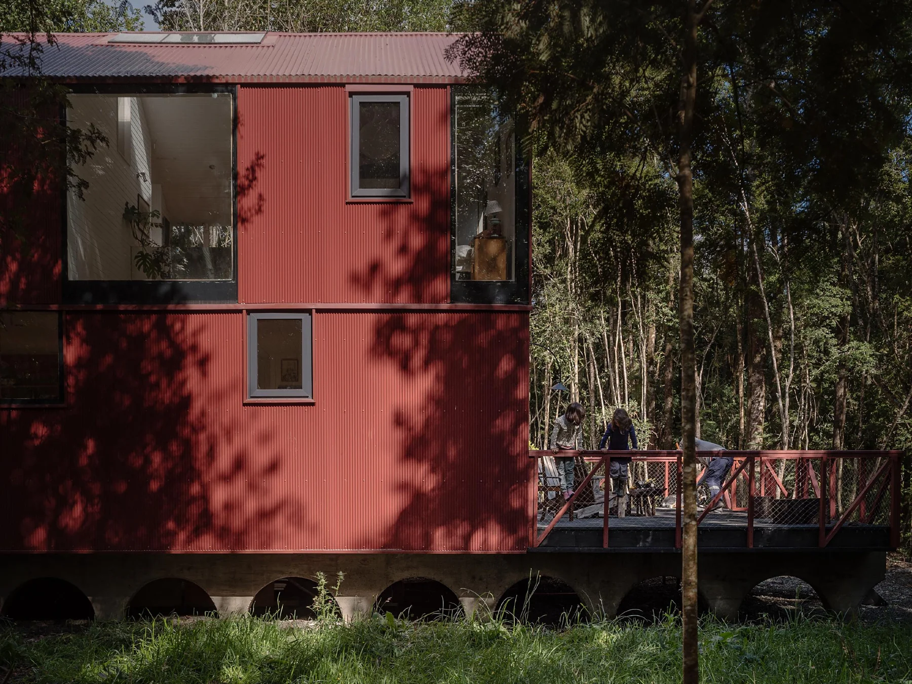 Daiber Aceituno Arquitectos, Marcos Zegers · HOUSE IN THE FOREST