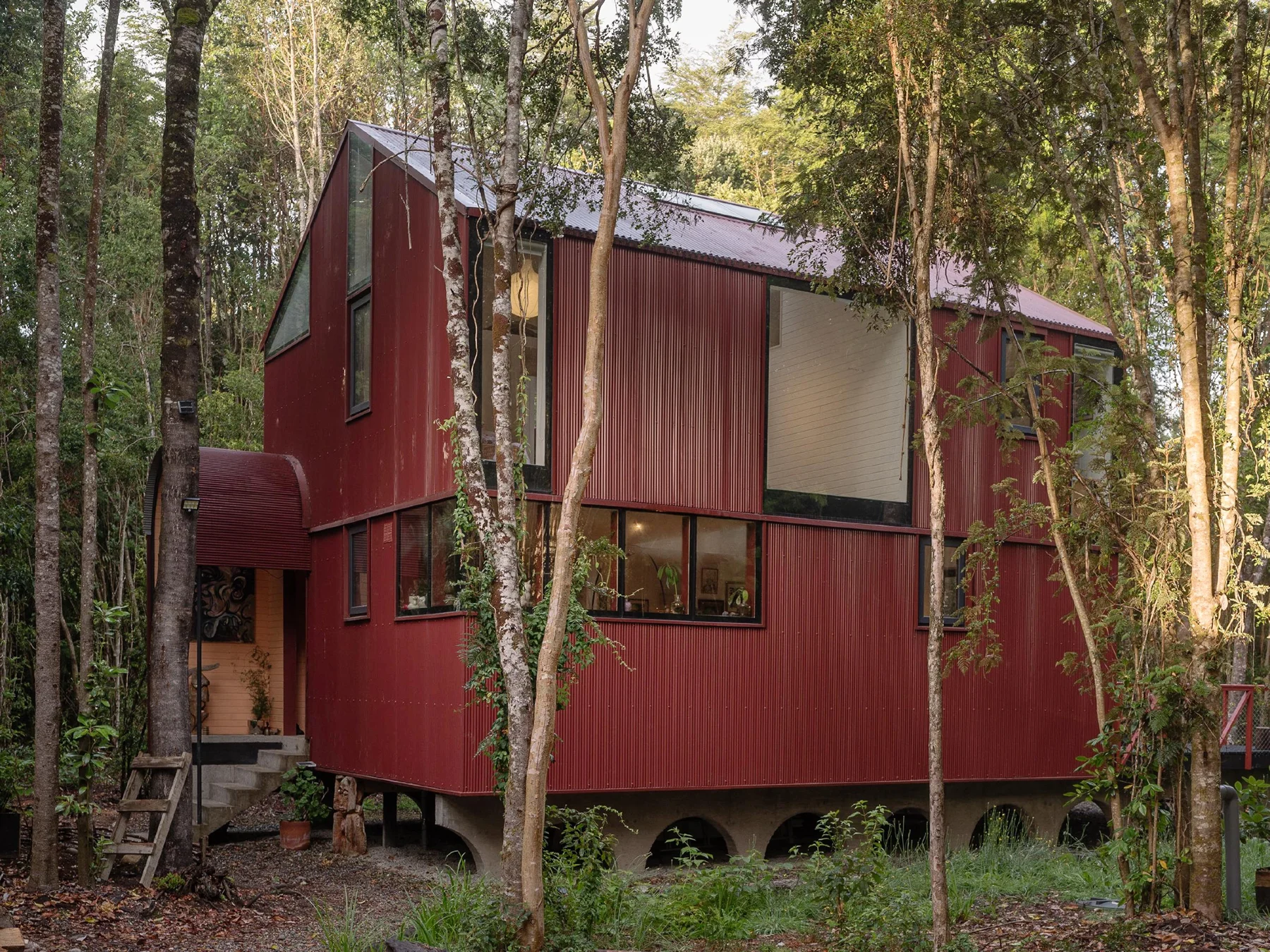 Daiber Aceituno Arquitectos, Marcos Zegers · HOUSE IN THE FOREST