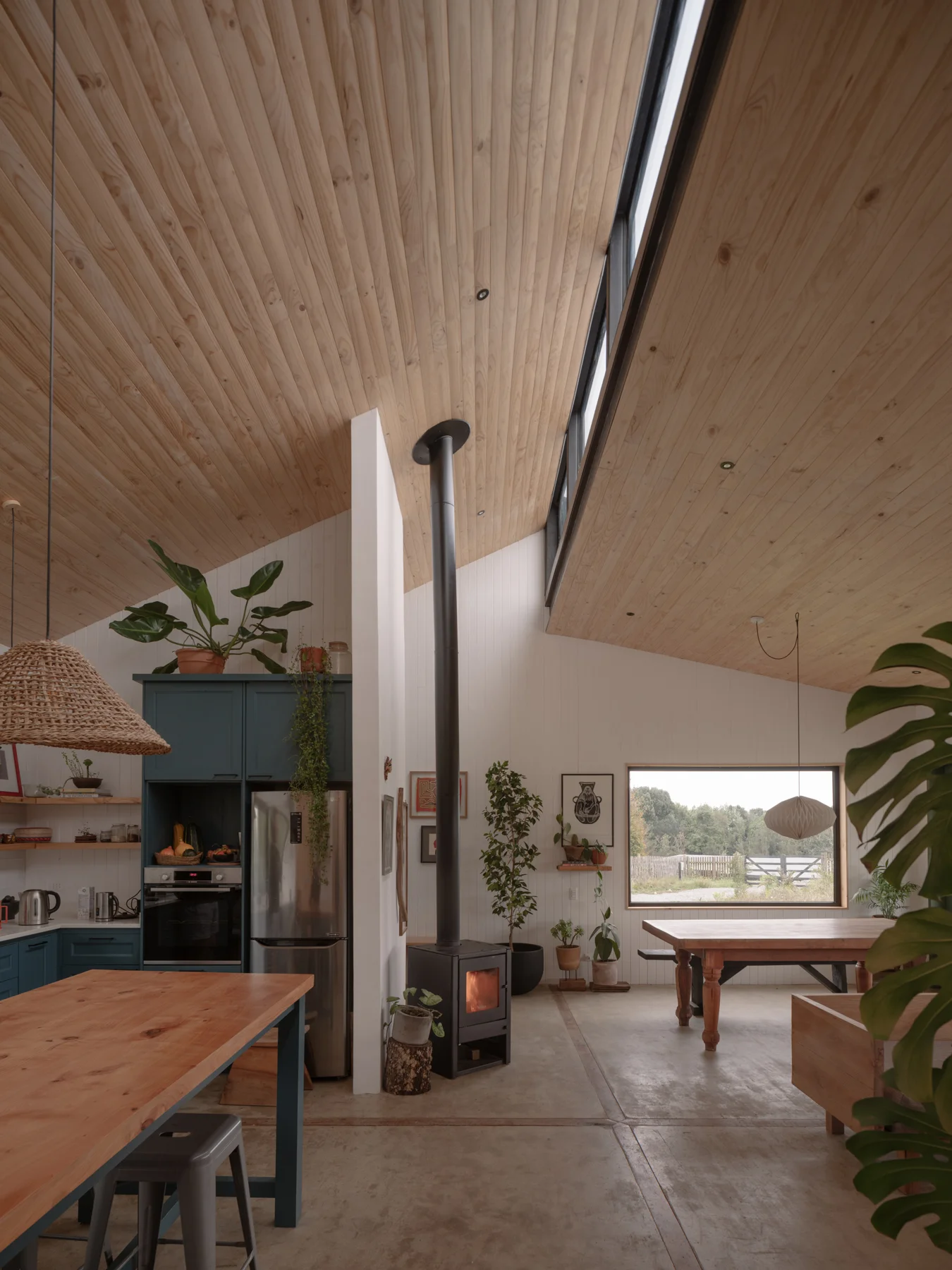 TF House / Cristián Romero Valente - Interior Photography, Kitchen, Table, Beam, Bench, Windows