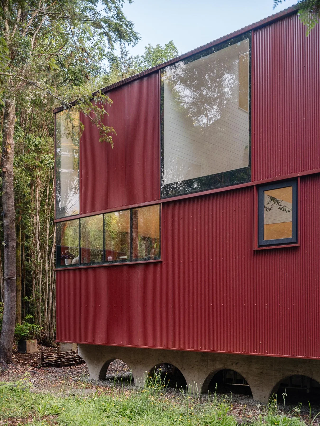 Daiber Aceituno Arquitectos, Marcos Zegers · HOUSE IN THE FOREST