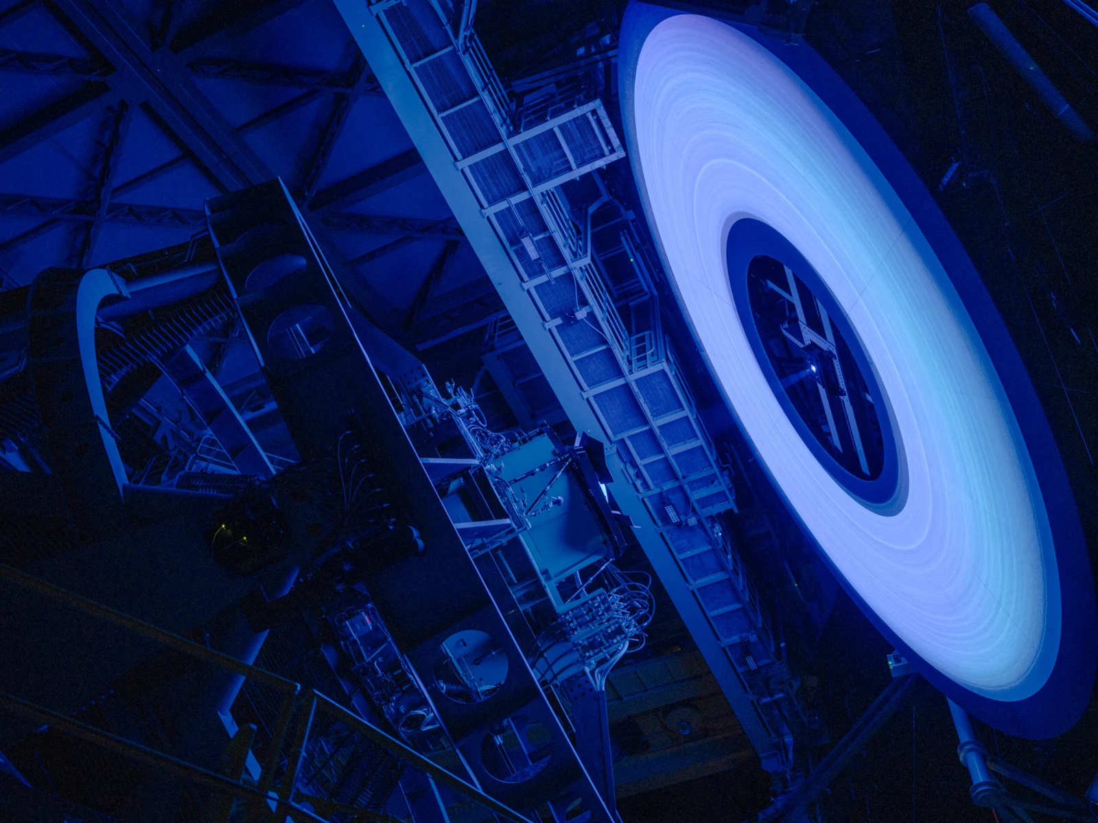 Luz azul sobre el instrumental del observatorio.