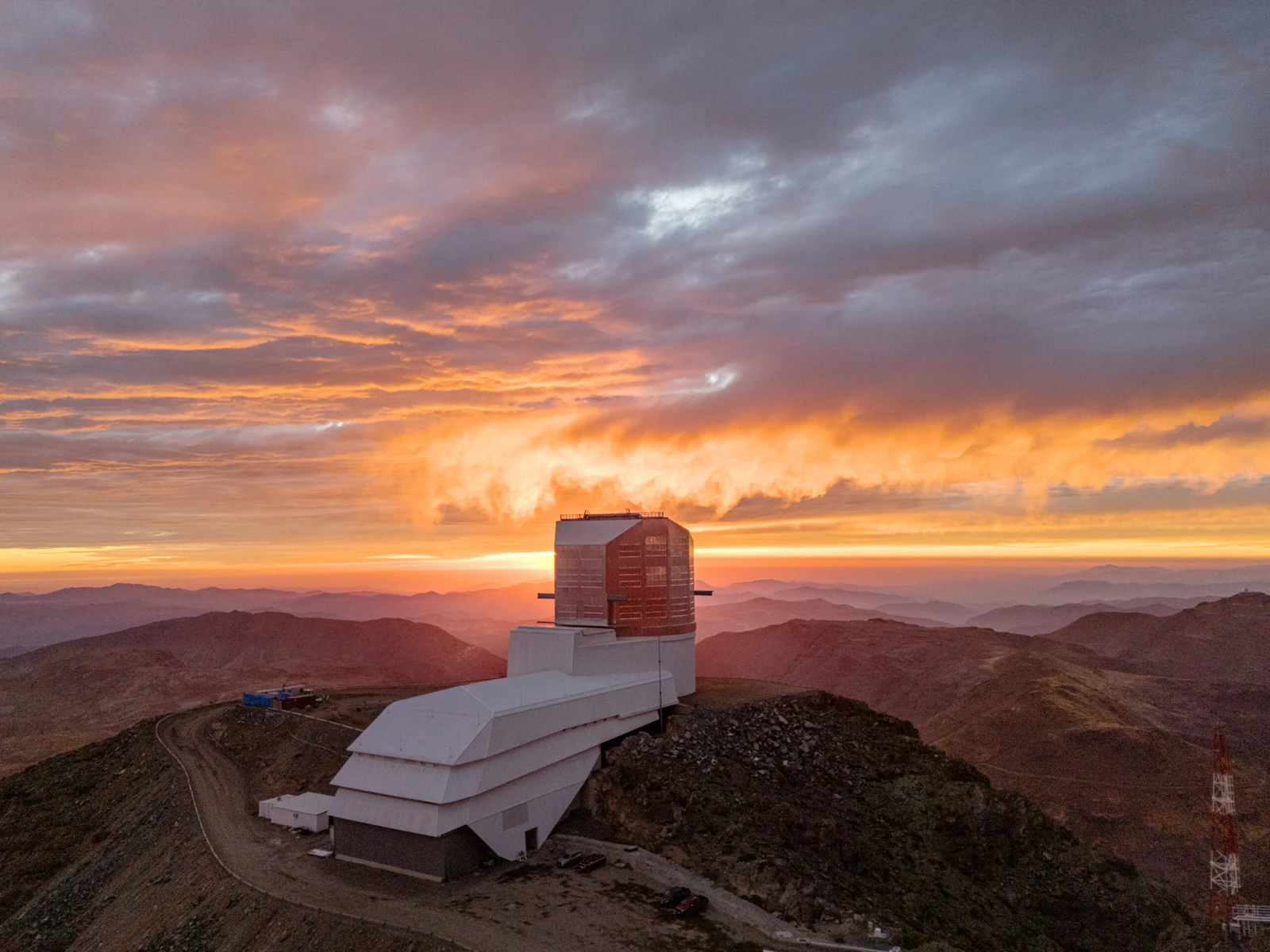 Vera Rubin bajo un cielo de atardecer.