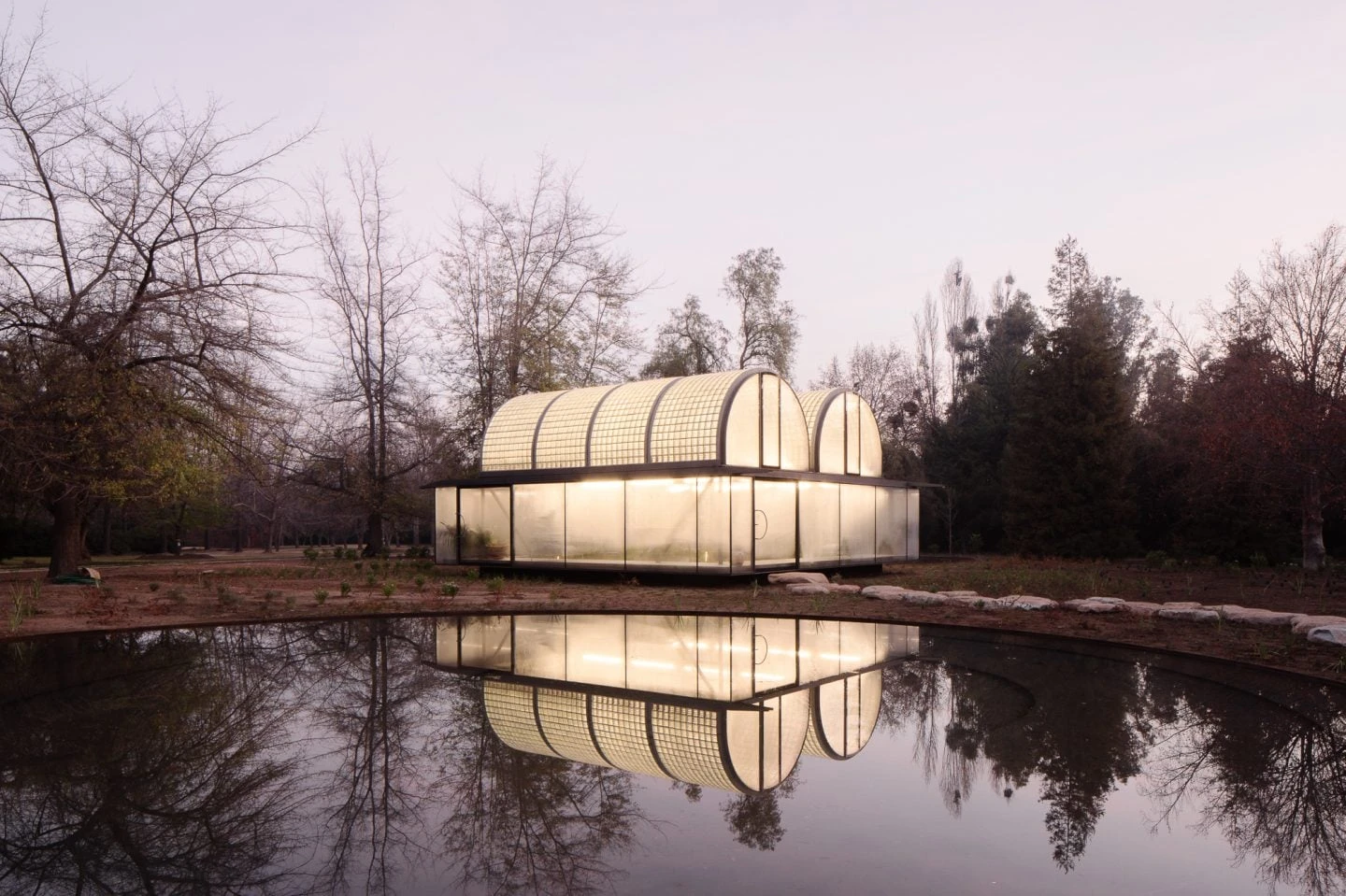 Casa de Vidrio, de Max Núñez Arquitectos: invernadero de plantas tropicales con bóvedas de vidrio en Pirque.