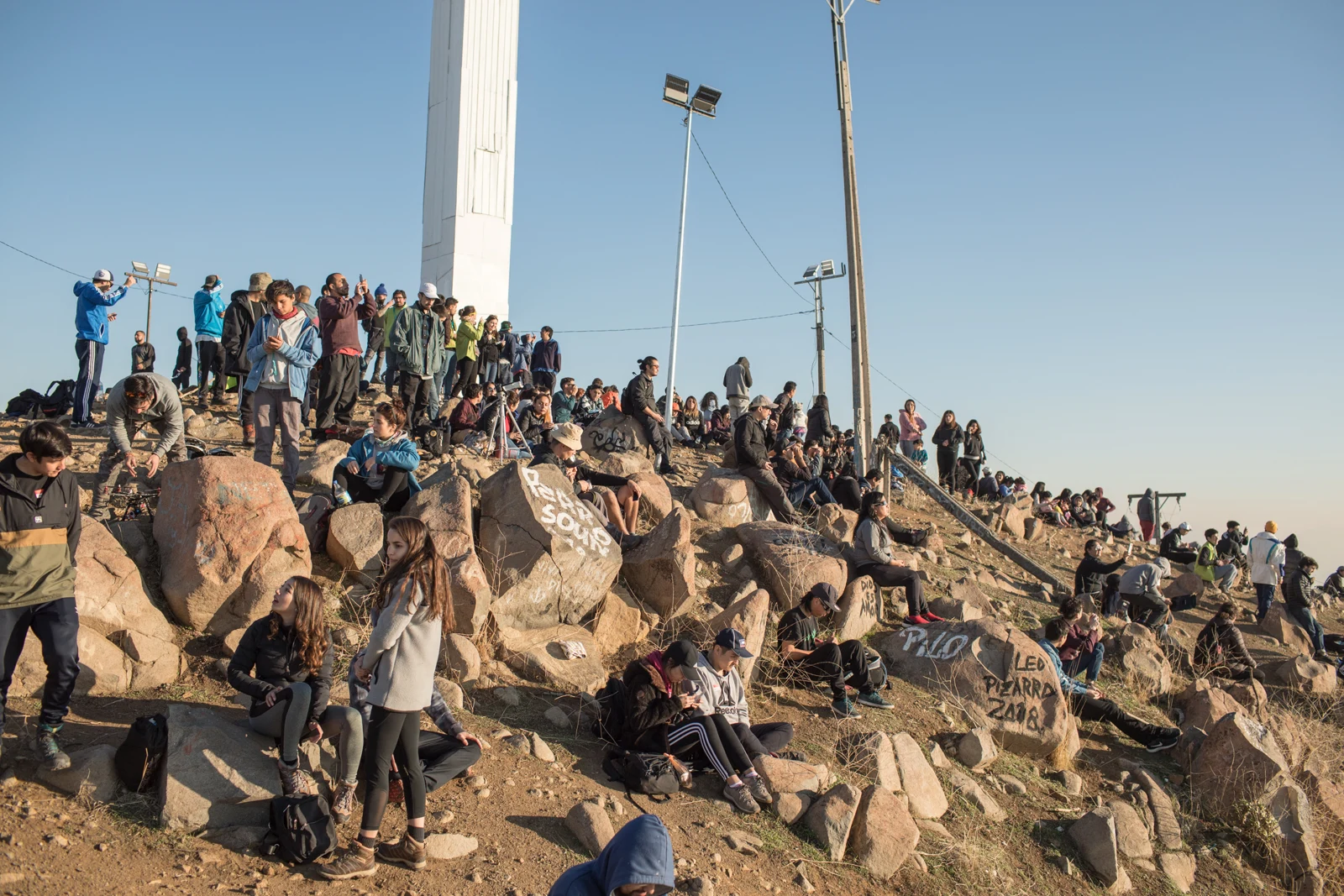 Personas reunidas en un cerro de Santiago.