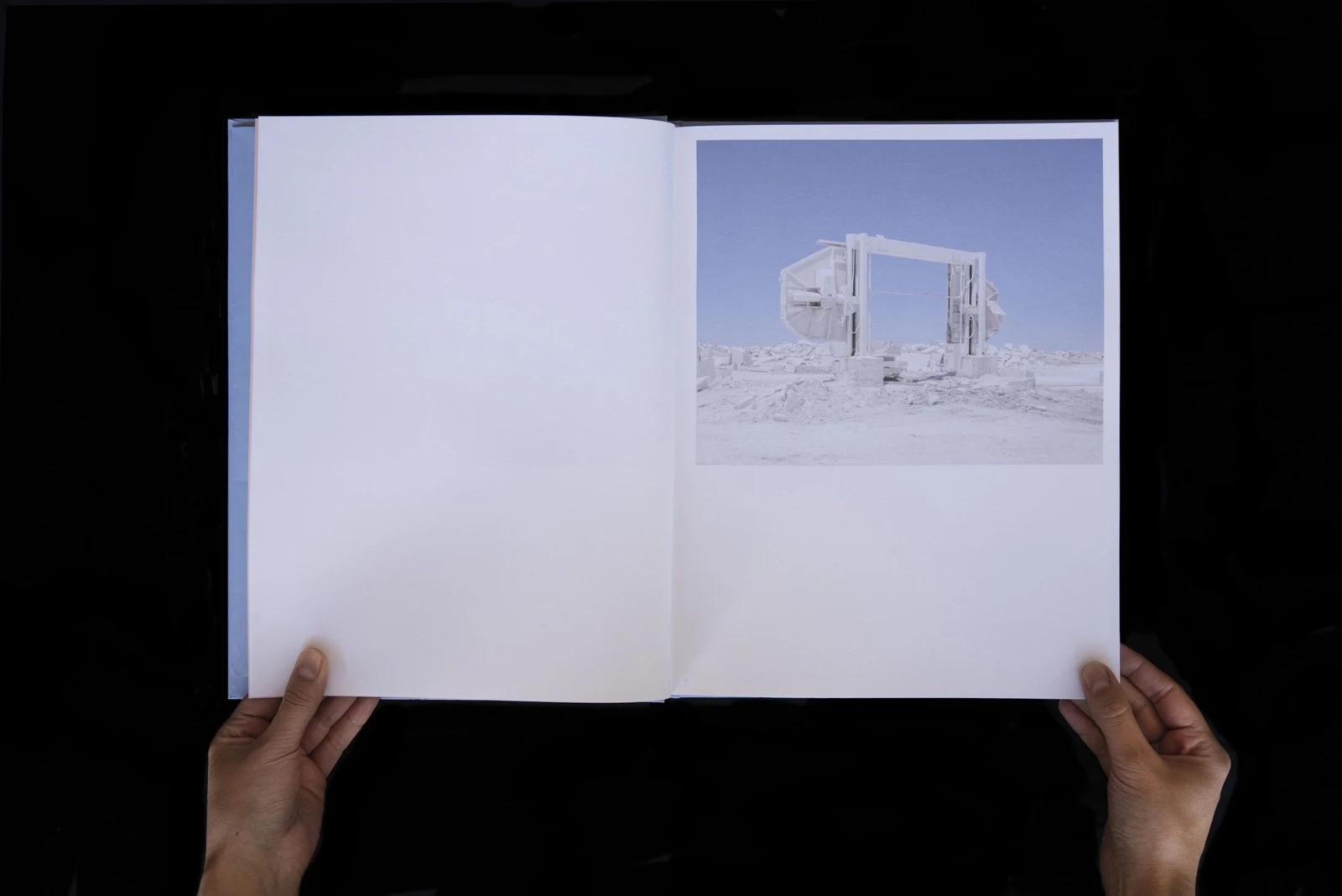 Libro abierto: una fotografía de una estructura blanca en el paisaje.